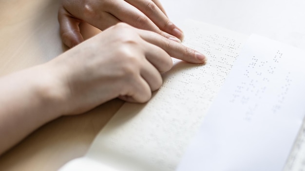 Leesboek en notitie met brailletekst