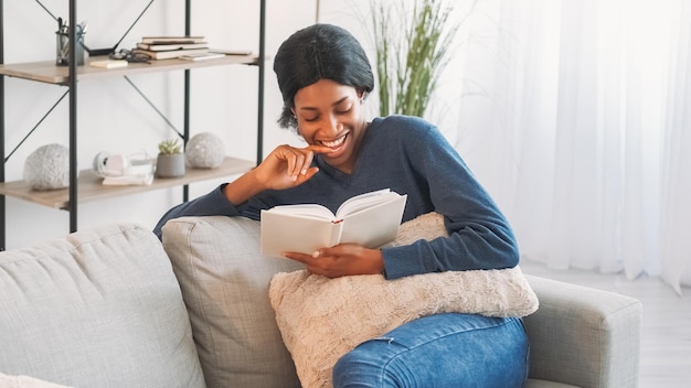 Leesboek ontspannen thuis weekend vrije tijd rust gelukkig opgewonden vrouw genieten van bestseller binnenlands