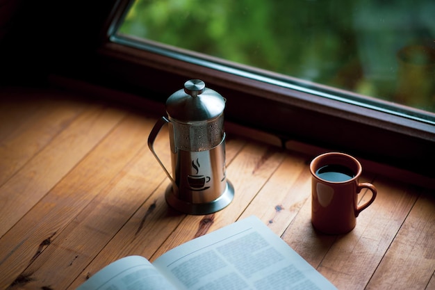 Leeshoekconcept Gezellige compositie van koffie en een boek in bungalowhuis