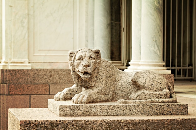 Leeuw sculptuur. Peterhof Sint-Petersburg Rusland