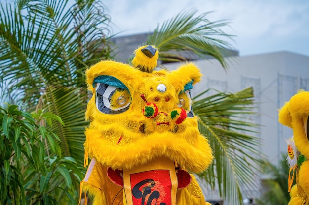 Leeuwendansshow in chinees nieuwjaarsfestival Tet festival leeuwendans draken- en leeuwendans straatvoorstellingen in Vietnam