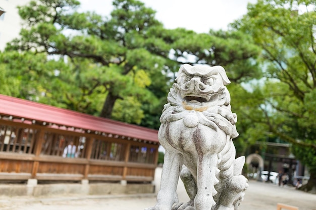 Leeuwstandbeeld in Japanse tempel