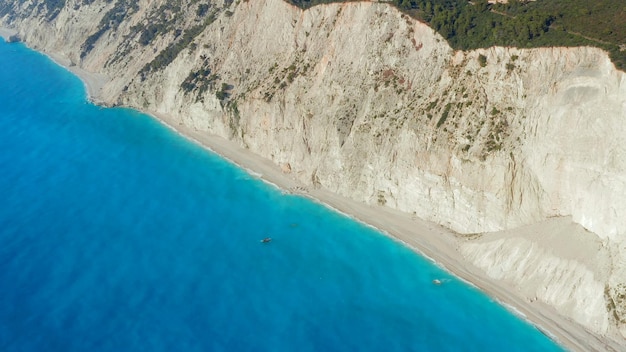 レフカダ島のビーチは、切り立った崖とターコイズブルーの海で有名ですギリシャ