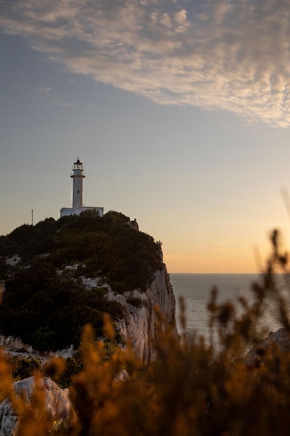 석양에 Lefkada 섬 등대