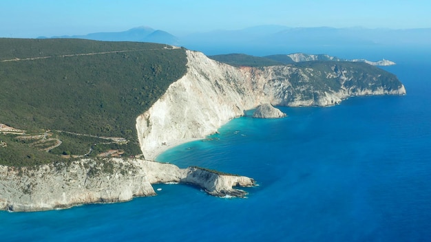 写真 レフカダ島のビーチは、切り立った崖とターコイズブルーの海で有名ですギリシャ