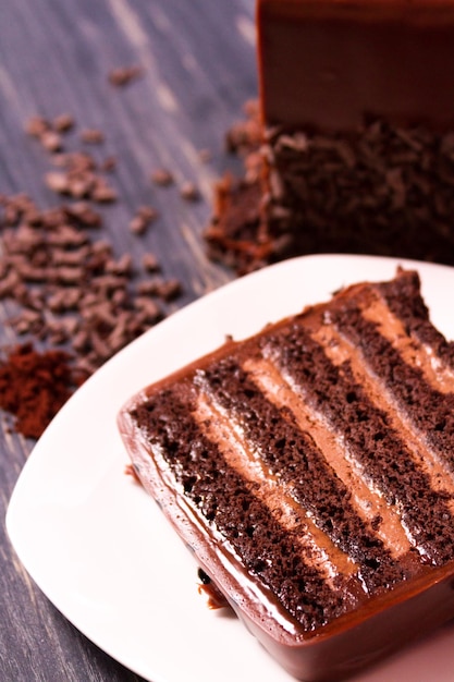 Lefthand brouwerij milk stout cake met meerdere lagen stout-infused chocolate cake, gevuld met stout chocolademousse en omhuld met melkchocolade ganache.