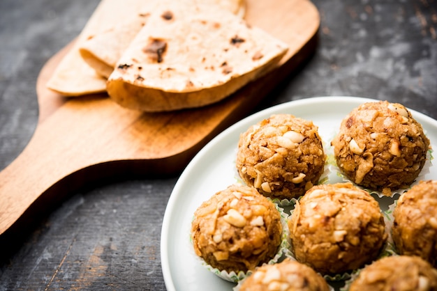 Leftover chapati Laddu, Churma Laddoo or Policha Ladu made with Roti, peanuts, dry fruits and jaggery. selective focus