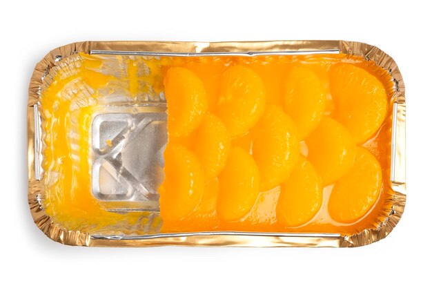 흰색 배경에 격리된 은박지에 얇게 썬 오렌지를 얹은 오렌지 스폰지 케이크의 남은 부분