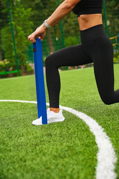 Esercizi per le gambe con elastico ginnico nello stadio