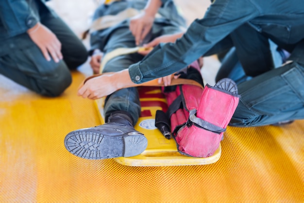 Photo leg fracture to splinters on portable stretcher