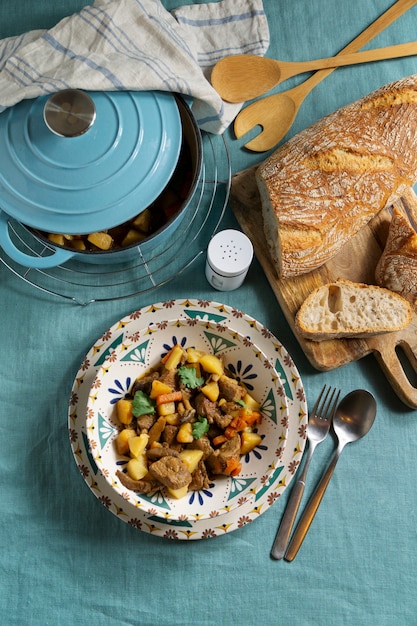 Leg heerlijke goulash en brood plat op tafel