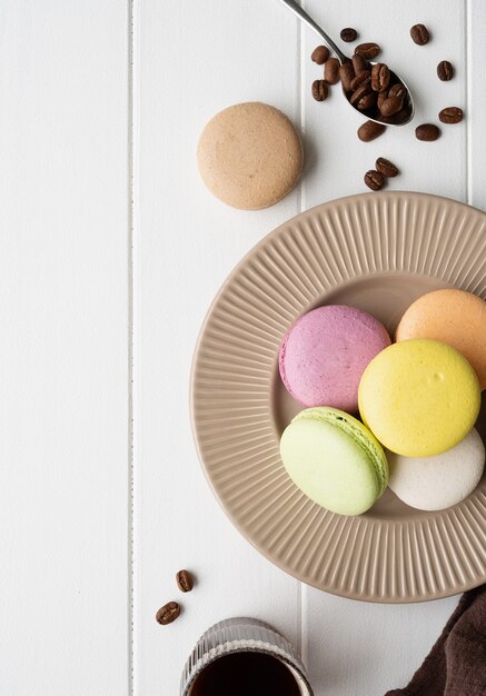 Leg macarons plat op de houten tafel