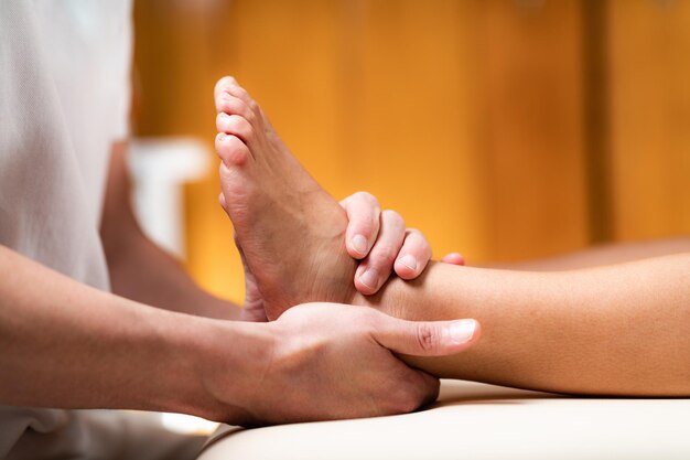 Photo leg pain osteopathy treatment