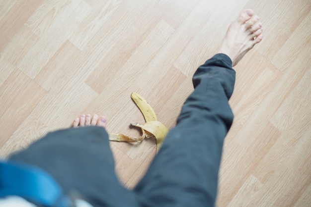 La gamba scivola sulla buccia di banana e ha un incidente b