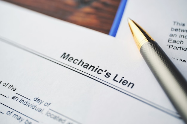 写真 紙の上の法的文書mechaniclienがクローズアップ。