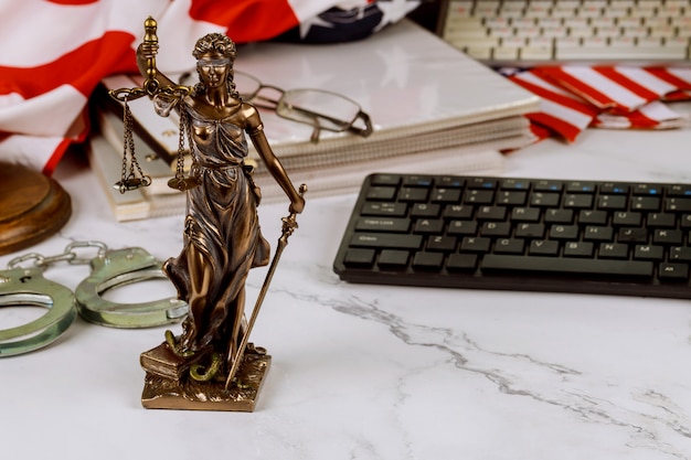변호사와 변호사의 법률 사무소 금속 수갑의 법정 청동 모델 동상, 판사