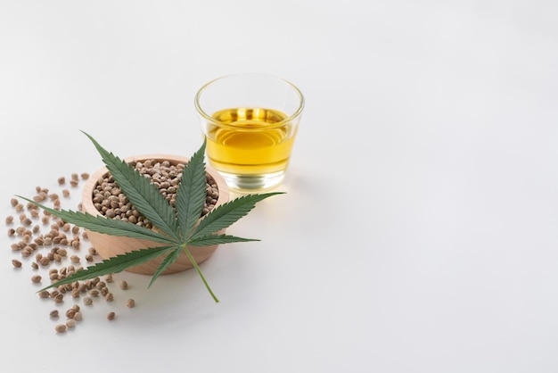 Concetto di marijuana legalizzato olio di cbd in ciotola di vetro e flacone con coperchio contagocce