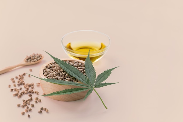 Concetto di marijuana legalizzato olio di cbd in ciotola di vetro e flacone con coperchio contagocce