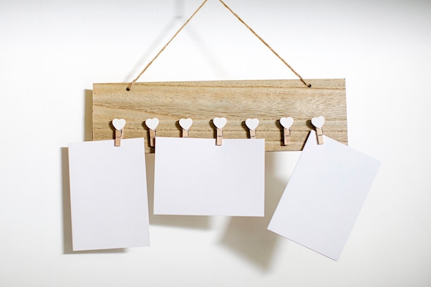 Foto lege aantekeningen op papier op hout