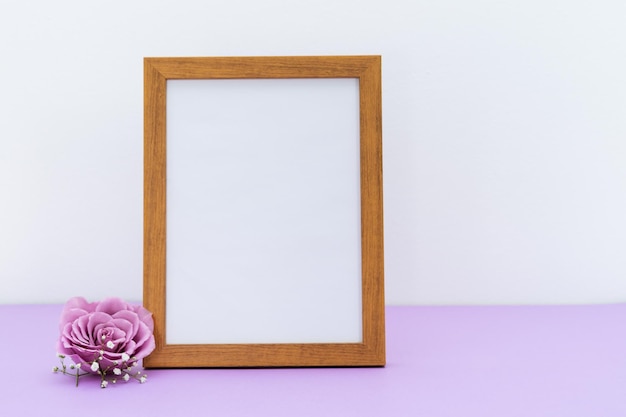 Lege afbeelding voor bericht op witte en paarse achtergrond met paarse roos Ruimte kopiëren