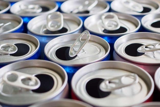 Lege aluminium drankblikjes die achtergrondconcept recycleren