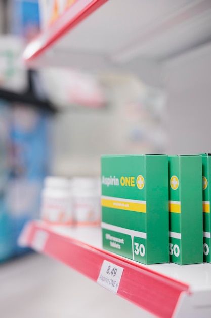 Lege apotheekwinkel gevuld met dozen met farmaceutische producten en supplementen om zieke klanten met een ziekte te helpen. Drogisterijplanken met verpakkingen van medicijnen en pillenflessen