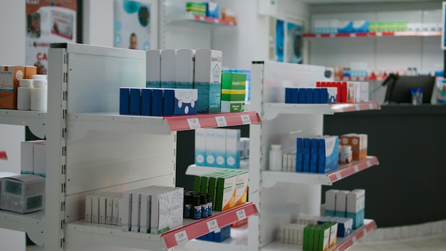 Lege apotheekwinkel gevuld met dozen met medicijnen en supplementen om klanten met ziekte te helpen. Drogisterijplanken met pakjes medicijnen en medicijnen, flesjes pillen en gezondheidsproducten.