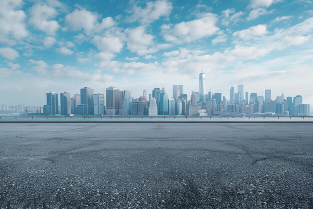 lege asfaltvloer met skyline van de stad