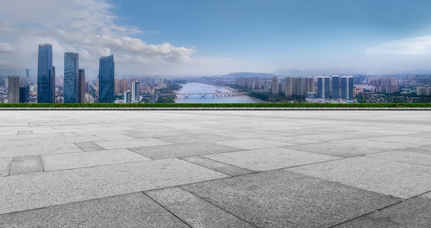 Lege bakstenen vloer met de skyline van de stad achtergrond