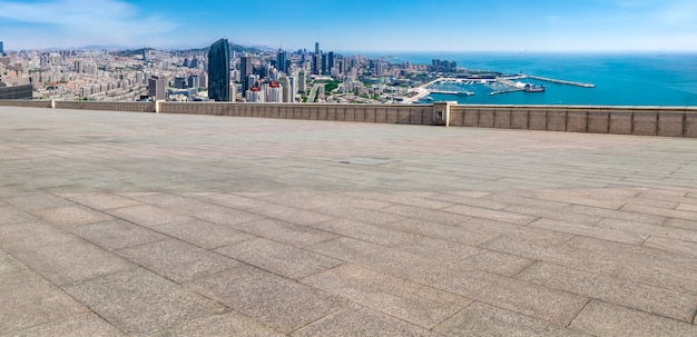 Lege bakstenen vloer met de skyline van de stad achtergrond