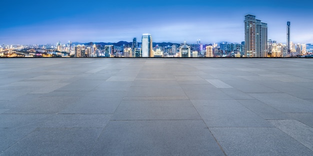 Lege bakstenen vloer met de skyline van de stad achtergrond