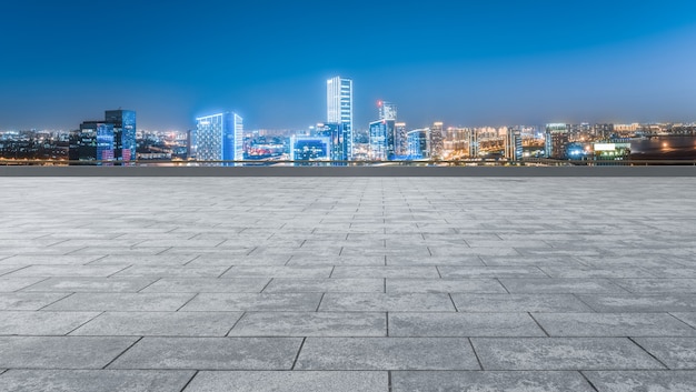 Lege bakstenen vloer met de skyline van de stad achtergrond