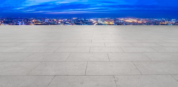 Lege bakstenen vloer met de skyline van de stad achtergrond