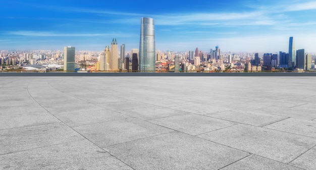 Lege bakstenen vloer met de skyline van de stad achtergrond