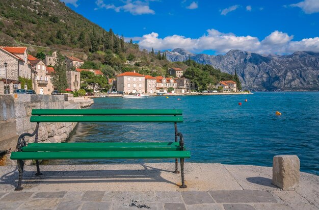 Lege bank aan de kust in de stad Perast