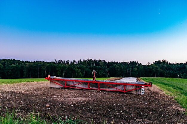 lege bank op het landschap tegen een heldere hemel