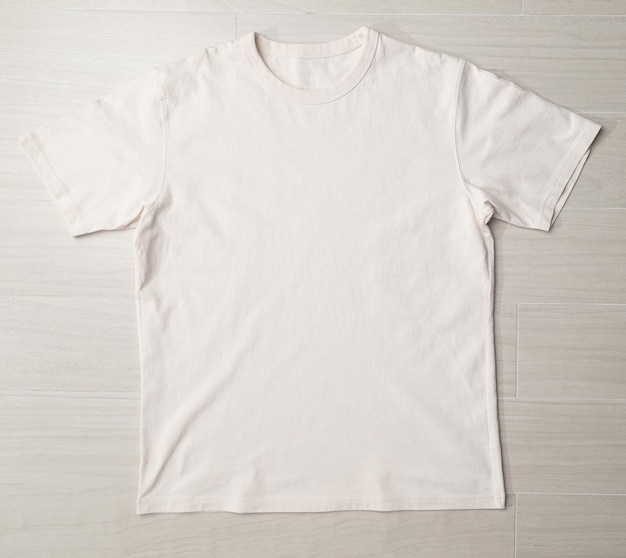 Lege beige T-shirt mockup sjabloon op de vloer.