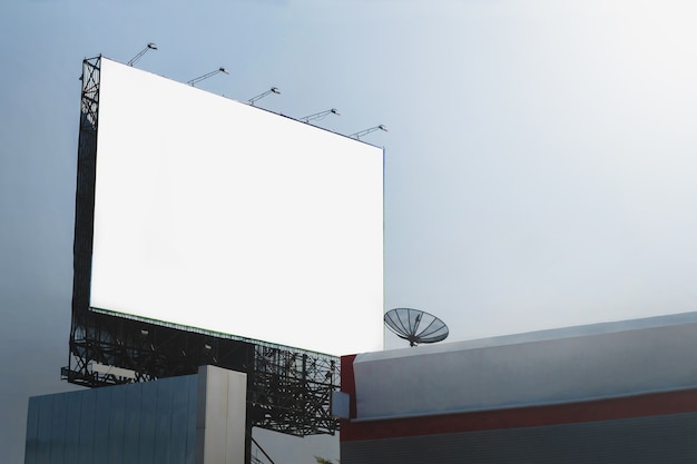 Lege billboards in de stad met blauwe hemelachtergrond