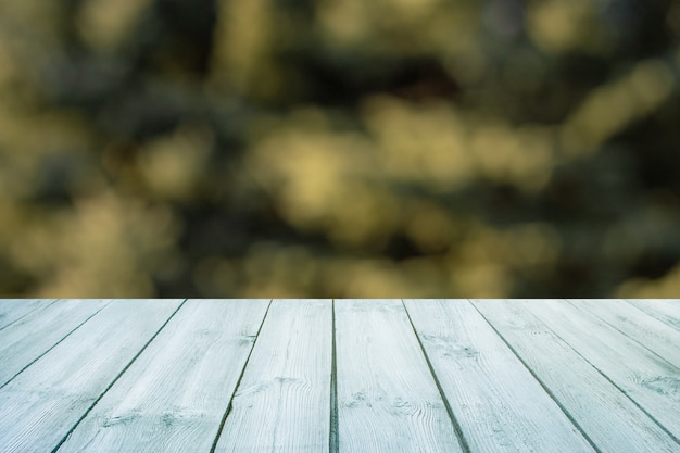 Foto lege blauwe houten tafel met wazig stadspark op de achtergrond. concept partij, producten, lente achtergrond