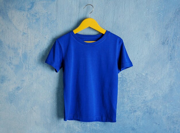 Foto lege blauwe t-shirt op grungeachtergrond