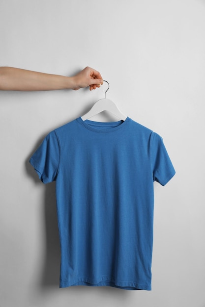 Lege blauwe t-shirt op lichte achtergrond