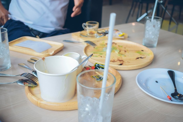 Lege borden achtergelaten met alleen voedselvlekken, liggend op de eettafel.