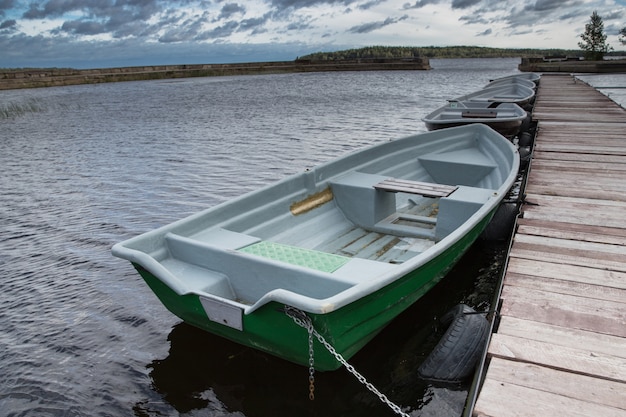 Foto lege boten op het meer langs de houten pier