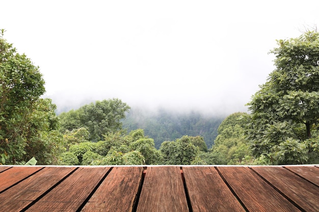 Lege bovenkant van natuurlijke houten planken en achtergrond met uitzicht op bomen en bergen Voor productweergave: