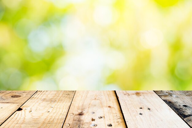 Lege bovenste houten tafel en zonnige abstract wazig bokeh achtergrond