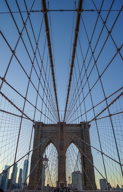 Lege Brooklyn Bridge, centraal perspectief in de ochtend, New York