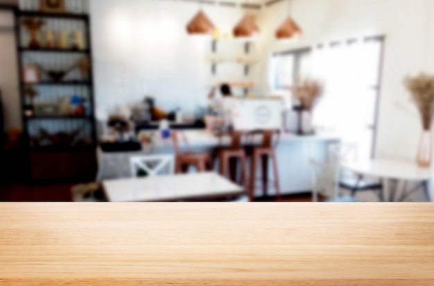 lege bruine houten tafel en coffeeshop of restaurant