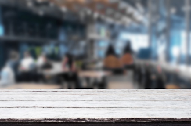 lege bruine houten tafel en coffeeshop of restaurant