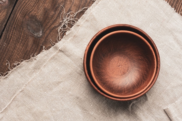 Lege bruine keramische platen op een houten tafel