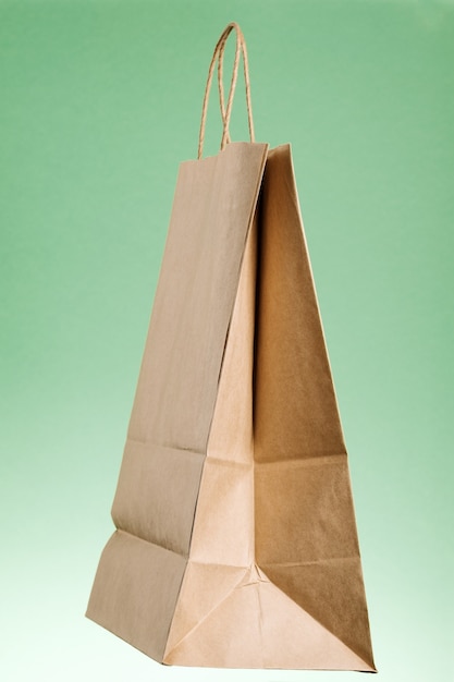 Foto lege bruine papieren boodschappentas met handvatten.